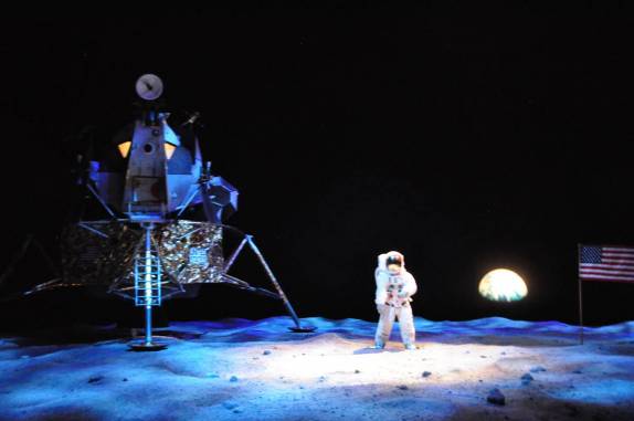 Representação da chegada do homem à Lua (Kennedy Space Center, no Cabo Canaveral, na Flórida - EUA)